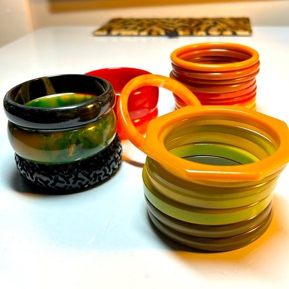 Box full of Vintage Bakelite Jewelry - Picture 4 of 15